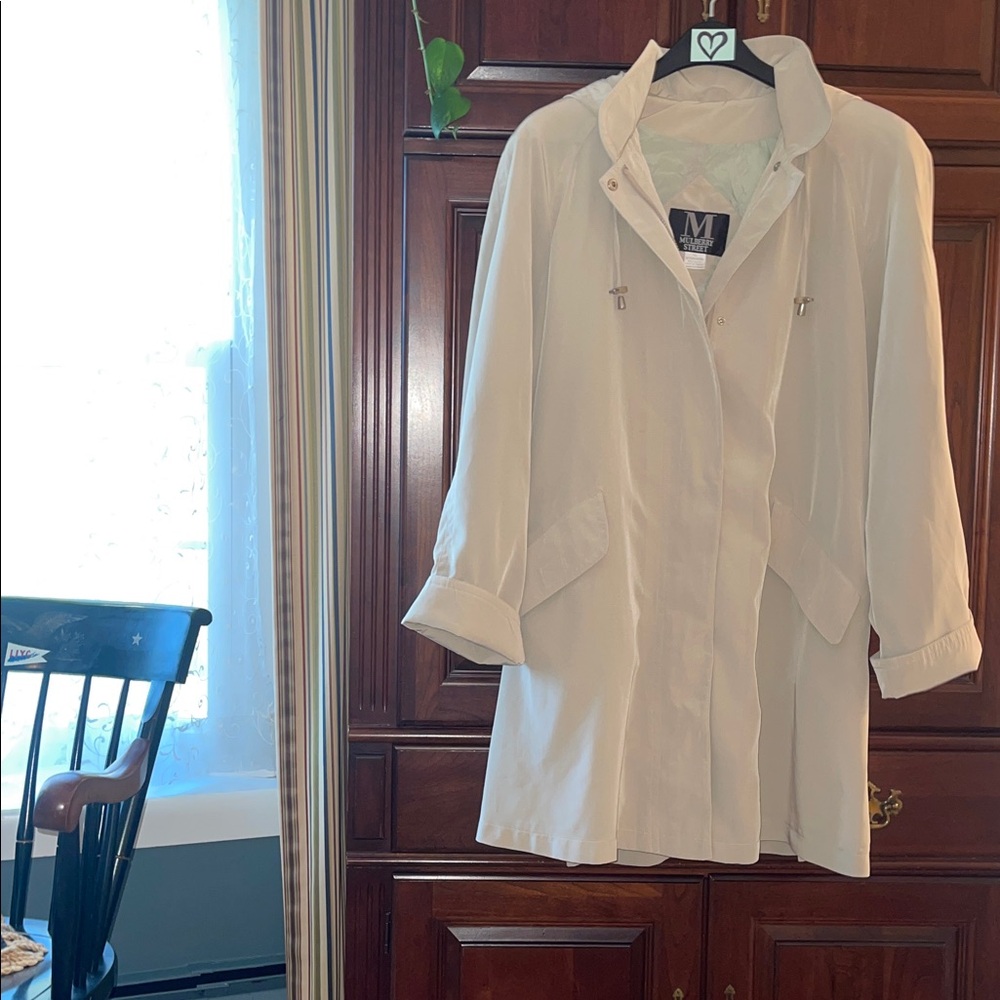 ❌ SOLD ❌ Lightweight trenchcoat/overcoat, hood removes, Neutral color, Sz 1X